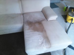 A kanapén keletkezett foltok eltüntetésében segít egy kárpittisztítással foglalkozó cég.